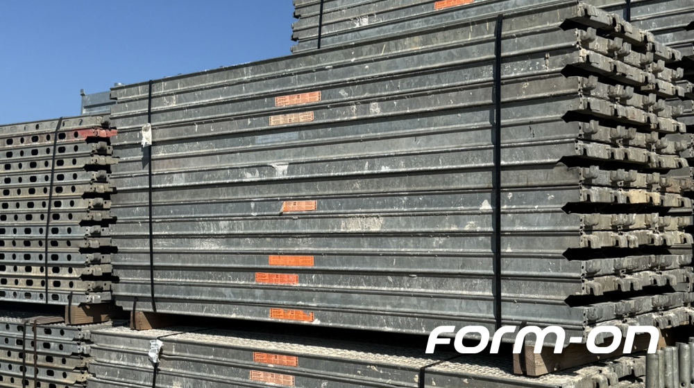 Layher - 








 - Layher Blitz Stahlböden gebraucht – Original Gerüstböden für Fassadengerüste